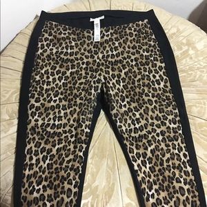 Women’s Leopard Print leggings .
